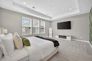 Iron/ironing board, WiFi, bed sheets - Modern Downtown Houston 3BR Family Retreat (Houston)