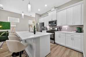 Fridge, microwave, oven, stovetop - New Modern 3dr Retreat w/ Games (Houston)