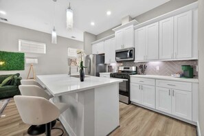 Coffee/tea maker, fridge, microwave, oven - Modern Downtown Houston 3BR Family Retreat (Houston)
