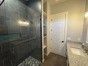 Shower, hair dryer, towels, soap - Grand Canyon Retreat (Williams)