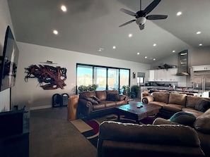 Living area - Grand Canyon Retreat (Williams)
