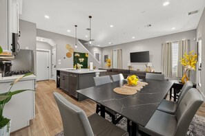 Dining - Colorful Modern 3BR Getaway w/ Hot Tub HTX (Houston)