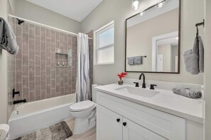 Shower, hair dryer, shampoo - Cozy 3BR Home w/ Hot Tub & Private Parking (Houston)