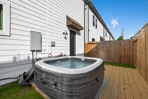 Outdoor spa tub - Colorful Modern 3BR Getaway w/ Hot Tub HTX (Houston)
