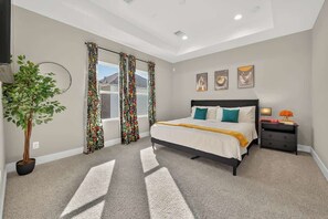 3 bedrooms, iron/ironing board, WiFi, bed sheets - Cozy 3BR Home w/ Hot Tub & Private Parking (Houston)
