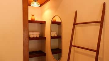 Suite, balcón, vista al jardín | Interior