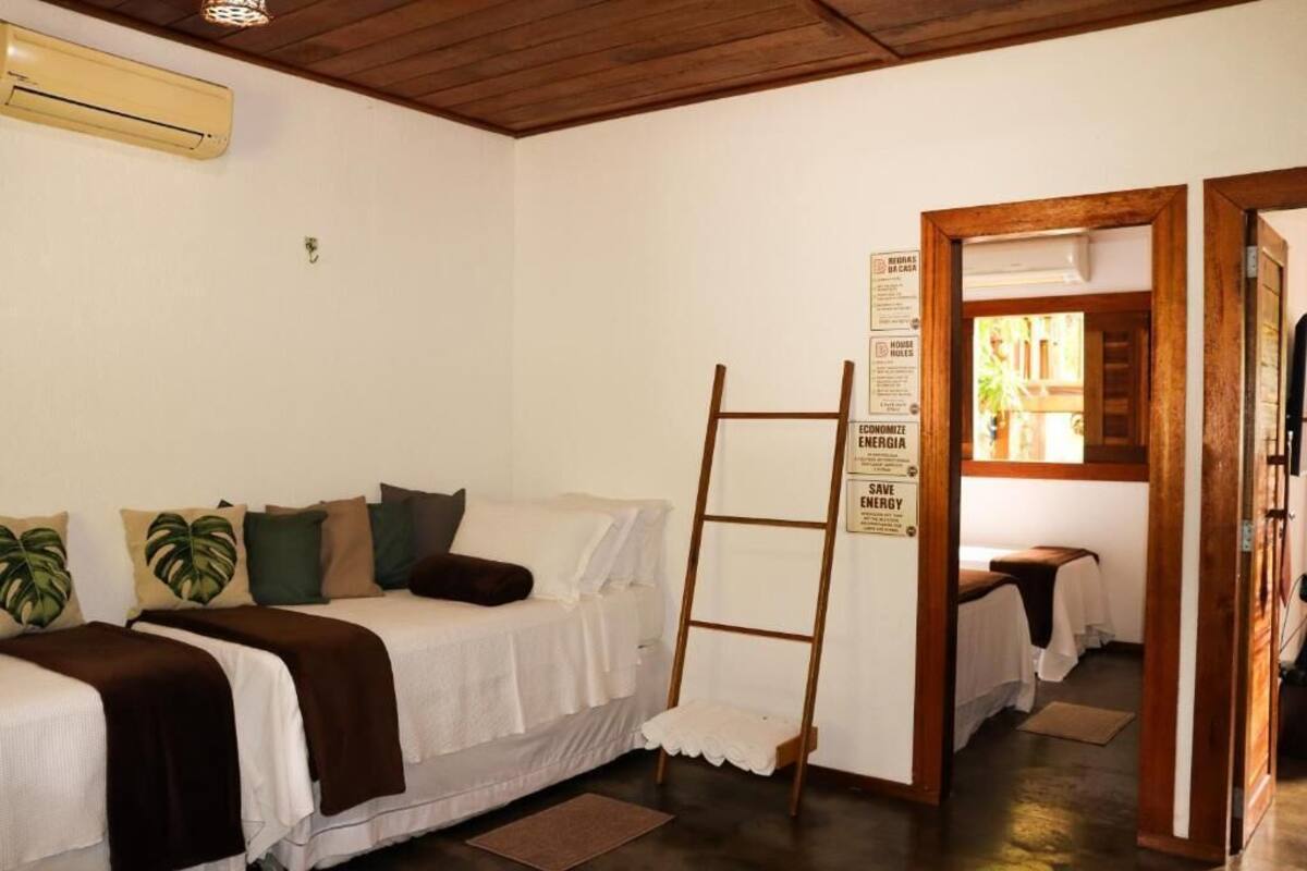 Una habitación con una cama, una escalera y un cartel en la pared.