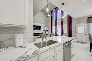 Fridge, microwave, oven, stovetop - Modern Deluxe 4 bed Home (Sugar Land)