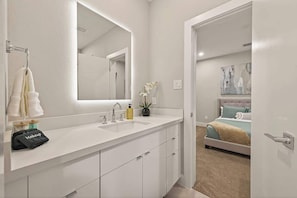 Shower, hair dryer, shampoo - Charming Houston Retreat w/ Foosball Fun (Houston)