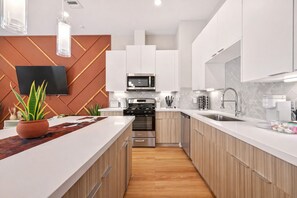 Frigorifero, microonde, forno, piano cottura