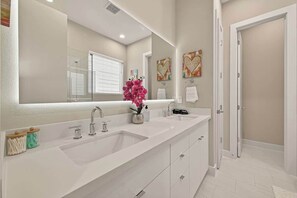 Shower, hair dryer, shampoo - Vibrant Houston Escape Perfect for Groups (Houston)