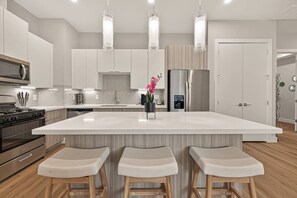 Private kitchen - NEW 3BR Retreat | Vibrant Love Design (Houston)