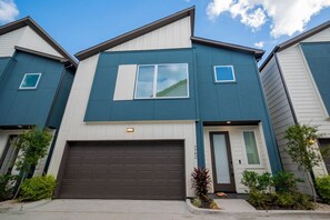 Exterior - NEW 3BR Retreat | Vibrant Love Design (Houston)