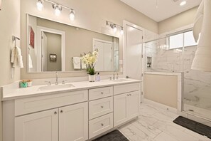 Hair dryer, towels - Modern & Stylish | Spacious 3BR Retreat (Houston)