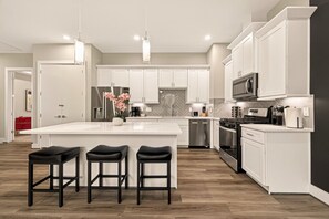 Fridge, microwave, oven, stovetop - Modern & Stylish | Spacious 3BR Retreat (Houston)