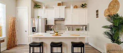 Réfrigérateur, four à micro-ondes, un four, surface de cuisson