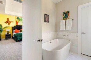 Shower, hair dryer, shampoo - Family Escape w/ Game Table & Cozy Stay (Houston)