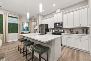 Fridge, microwave, oven, stovetop - NEW Stylish Jungle Theme • Near Houston Hotspots (Houston)