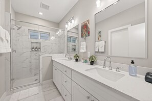 Hair dryer, towels - NEW Stylish Jungle Theme   • Near Houston Hotspots (Houston)