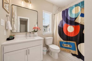 Een douche, een haardroger, shampoo