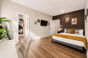 3 slaapkamers, een strijkplank/strijkijzer, wifi, beddengoed