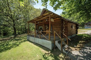 Cabin, 1 Queen Bed, Kitchen | Exterior