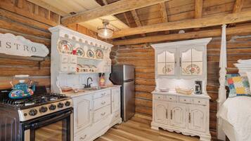 Cabin, 1 Queen Bed, Kitchen | Private kitchen