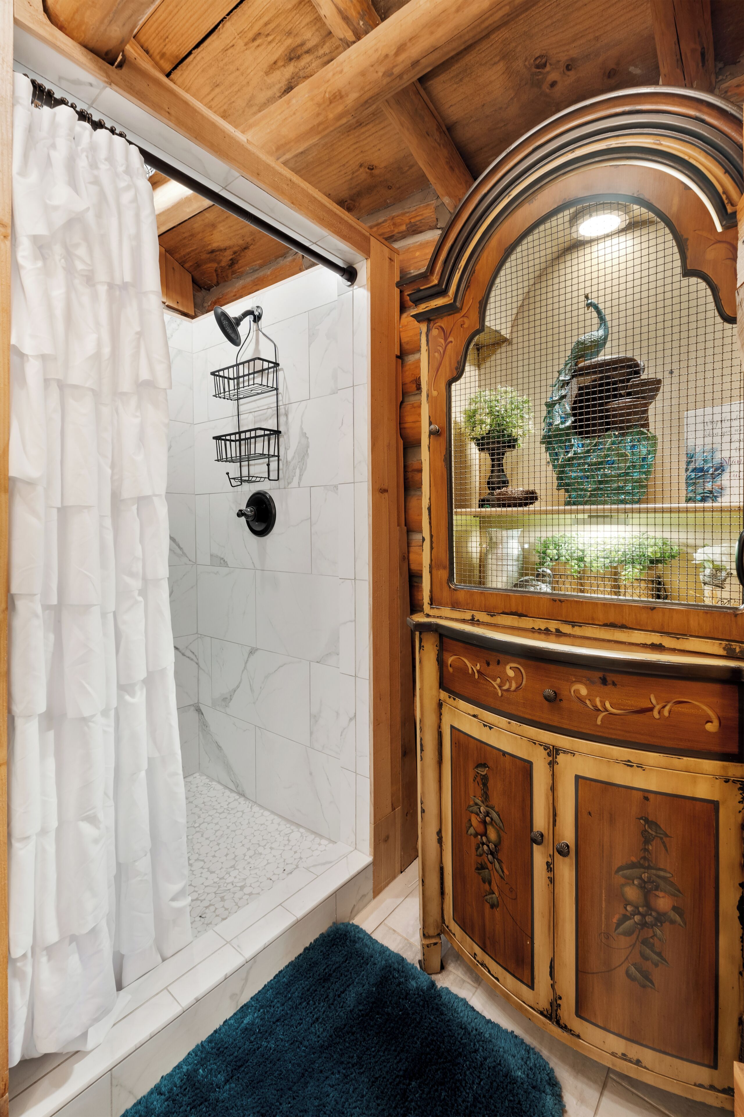 Cabin, 1 King Bed, Kitchen, Hill View | Bathroom
