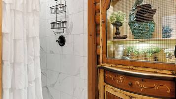 Cabin, 1 King Bed, Kitchen, Hill View | Bathroom