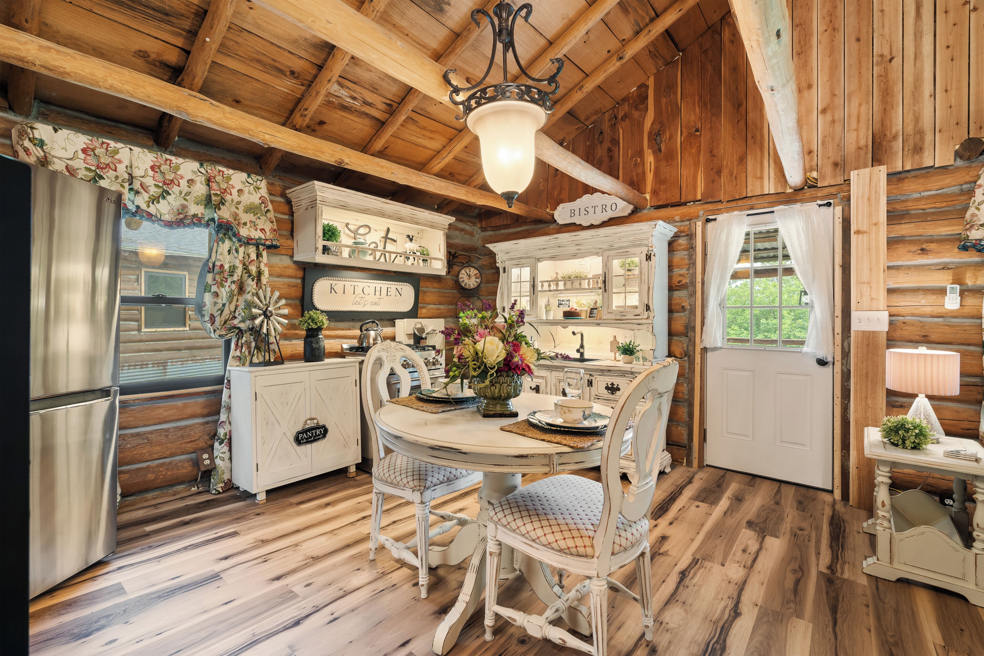 Cabin, 1 giường cỡ king, bếp, quang cảnh đồi núi | Khu ăn uống