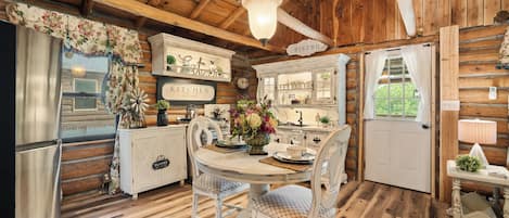 Cabin, 1 King Bed, Kitchen, Hill View | Dining