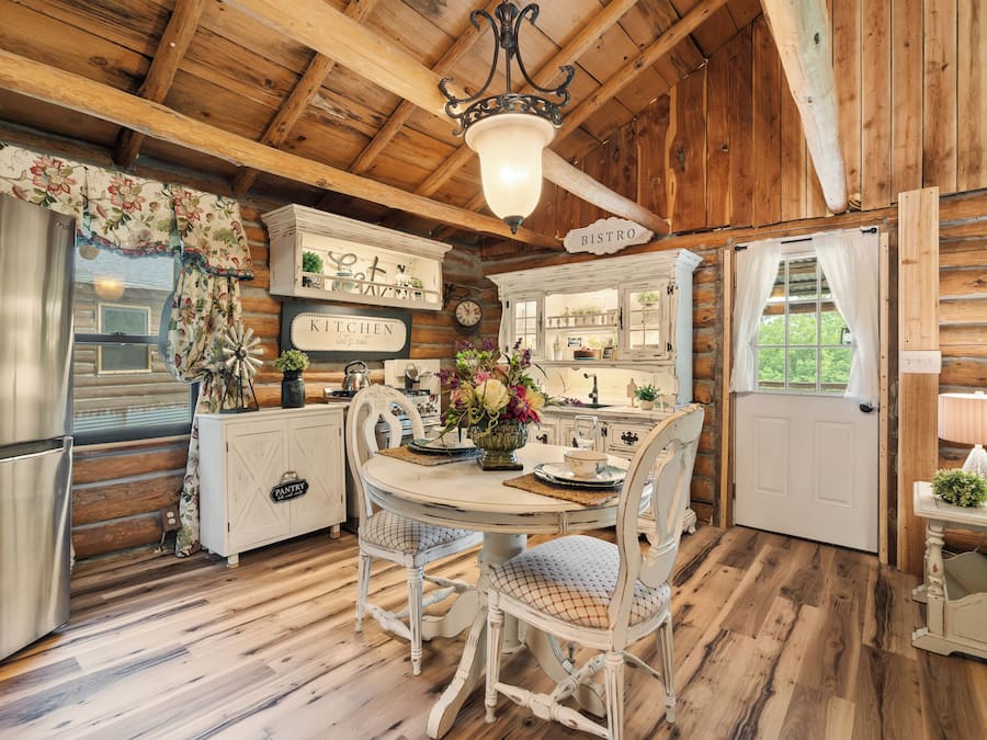 Cabin, 1 King Bed, Kitchen, Hill View | Dining