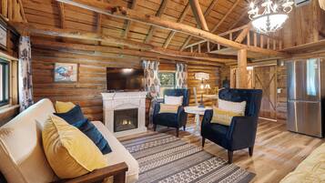 Cabin, 1 Queen Bed, Kitchen, Hill View | Living area