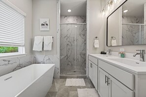 Hair dryer, towels - Clean New Houston Stay| Spacious 3BR Sleeps 6 (Houston)