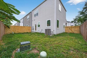 Exterior - Cozy Downtown 3BR with Outdoor Area & Free Parking (Houston)