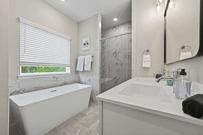 Shower, hair dryer, shampoo - Cozy Downtown 3BR with Outdoor Area & Free Parking (Houston)