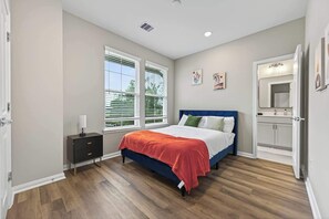 3 bedrooms, iron/ironing board, WiFi, bed sheets - Cozy Downtown 3BR with Outdoor Area & Free Parking (Houston)