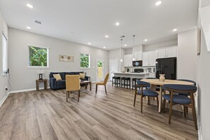 TV - Clean New Houston Stay| Spacious 3BR Sleeps 6 (Houston)