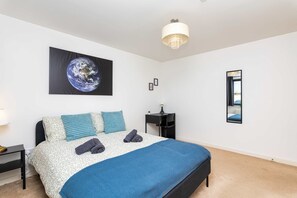 2 bedrooms, desk, iron/ironing board, WiFi