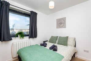 2 habitaciones, escritorio, tabla de planchar con plancha y wifi 