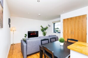 Dining - Spacious 2BR Ground Floor Sleeps 5 Near Peterhead Harbour FREE Parking Fast WiFi (Aberdeenshire)