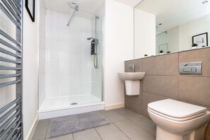 Shower, towels, shampoo