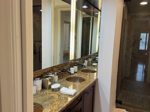 Shower, hair dryer, towels, soap - Spacious 4-bedroom apartment At IMG Academy (Bradenton)