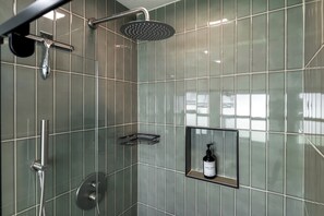 Haartrockner, Handtücher, Seife, Toilettenpapier