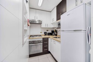 Oven, electric kettle - Central Providencia Apartment 2D, AC And Wifi (Providencia)