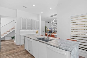 Dining - 4BR oasis: bikes, pool, 5 min to beach (Miramar Beach)
