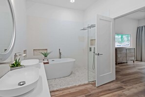Shower, hair dryer, towels, shampoo - 4BR oasis: bikes, pool, 5 min to beach (Miramar Beach)