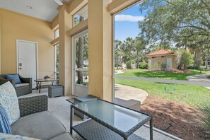 Terrace/patio - 4BR oasis: bikes, pool, 5 min to beach (Miramar Beach)