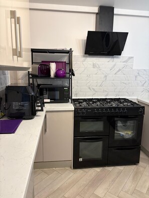 Private kitchen - Coastal Retreat, Rhos-on-Sea, 1-Min Walk to Beach (Rhos on Sea)