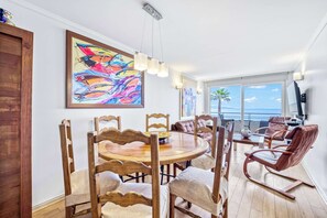 Dining - Seafront Bay 3BR Apartment with Terrace & Sea View (Viña del Mar)